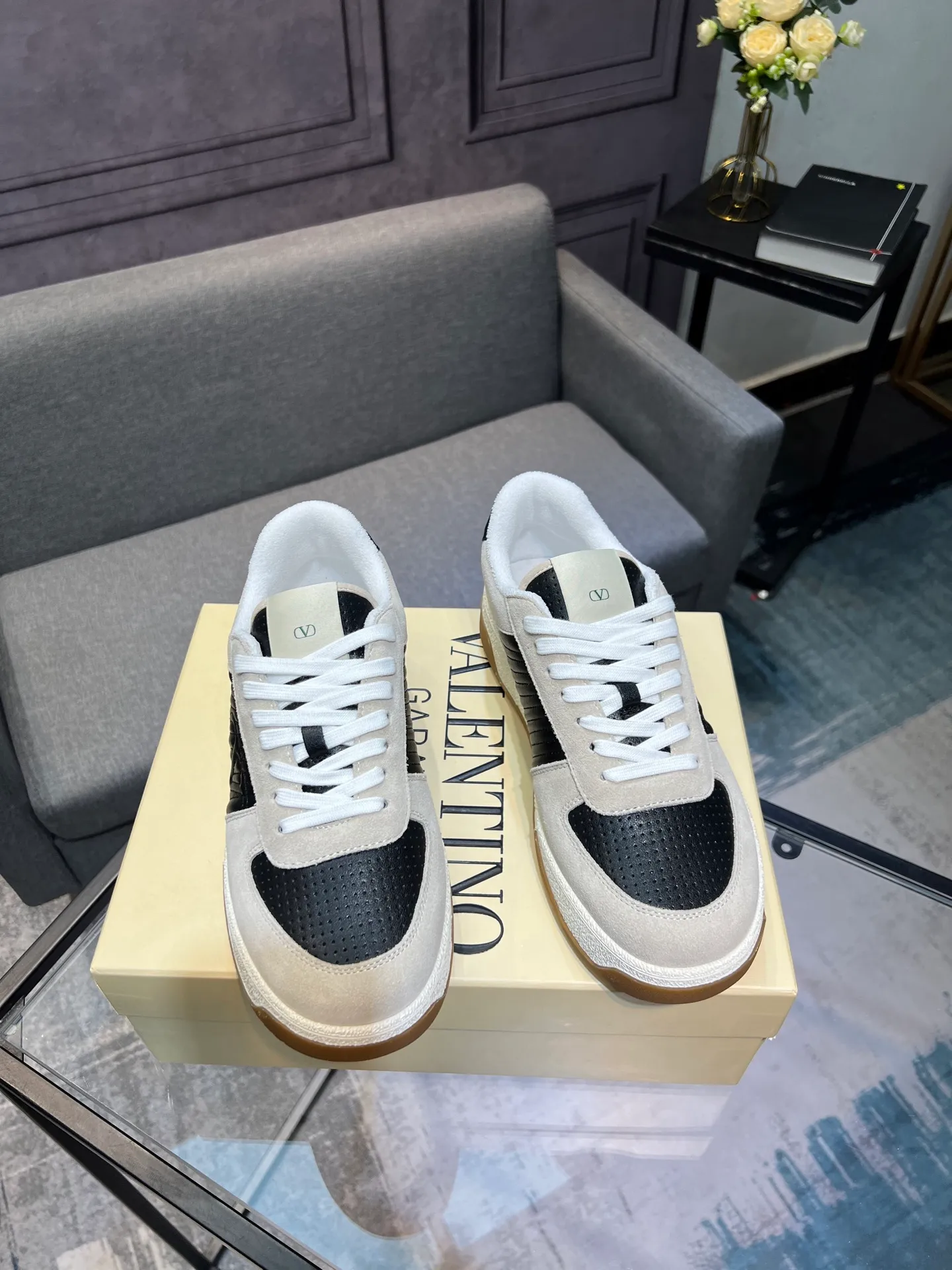 Men's shoes 💰720 VALENTINO Valentino 2025 popular casual sports shoes! 👍Fabric: Original custom punched + full-grain cowhide 👍Feet: cowhide + V-mark special injection insole (original 1:1) 👍Outsole: TPR+raw rubber combination wear-resistant outsole 👍Packaging: original beige full set of noble counter packaging 👍Code number: women's 35-41, men's 38-45 women's 40.41 men's 45.46 customized